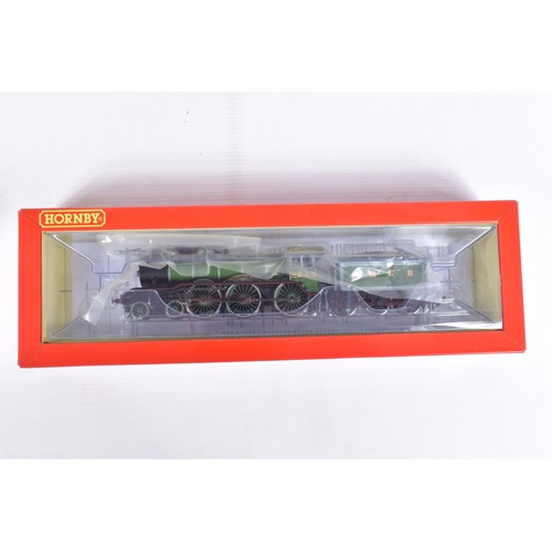 197 - A BOXED OO GAUGE HORNBY MODEL RAILWAYS  LNER 4--6-0 B17,   no. 2842 'Kilverstone Hall' in LNER Green... 