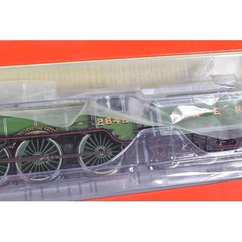 197 - A BOXED OO GAUGE HORNBY MODEL RAILWAYS  LNER 4--6-0 B17,   no. 2842 'Kilverstone Hall' in LNER Green... 