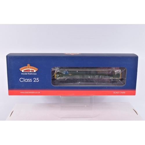 208 - A BOXED OO GAUGE BACHMANN BRANCHLINE MODEL RAILWAYS Class 25, no. 25043 in BR Green with Full Yellow... 