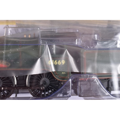 258 - A BOXED OO GAUGE HORNBY MODEL RAILWAYS CLASS B17 STEAM LOCOMOTIVE 4-6-0, no. 61669 'Barnsley' in BR ... 