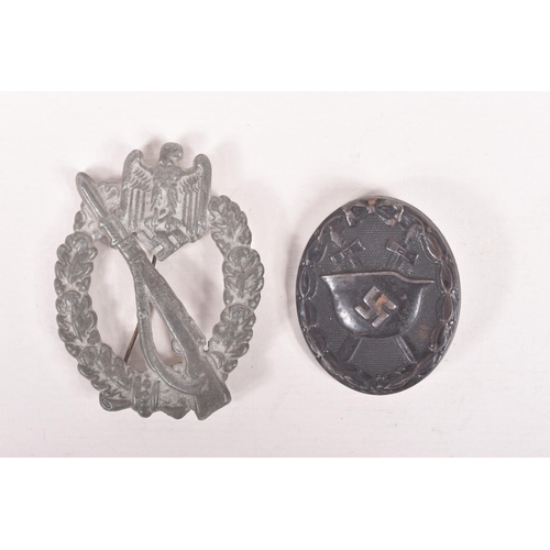 377 - A GERMAN WWII ERA GROUND ASSAULT BADGE AND A WOUND BADGE, the ground assault badge has no makers mar... 