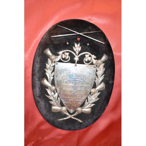 463 - EARLY 20TH CENTURY BRITISH LEGION INTEREST: - A LATE 20TH CENTURY DISPLAY CASE CONTAINING TEN OVAL V... 