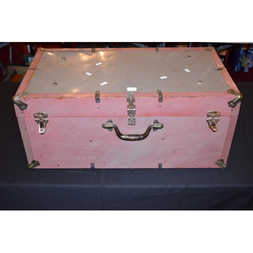 466 - A MILITARY STYLE TRUNK CONTAINING A RANGE OF UNIFORMS FROM VARIOUS ERAS AND COUNTRIES, this lot incl... 