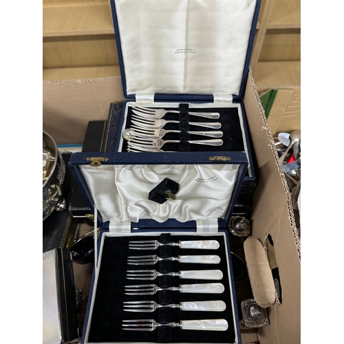 118 - A BOX OF ASSORTED WHITE METAL WARE, to include a cased set of tea knives and forks, twelve person se... 