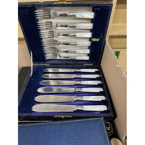 118 - A BOX OF ASSORTED WHITE METAL WARE, to include a cased set of tea knives and forks, twelve person se... 