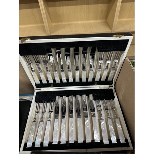 118 - A BOX OF ASSORTED WHITE METAL WARE, to include a cased set of tea knives and forks, twelve person se... 