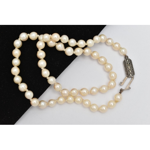 14 - A CULTURED PEARL SINGLE STRAND CHOKER NECKLACE, single row of individually knotted white pearls with... 