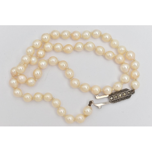 14 - A CULTURED PEARL SINGLE STRAND CHOKER NECKLACE, single row of individually knotted white pearls with... 