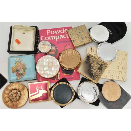 123 - ELEVEN ASSORTED VINTAGE AND MODERN POWDER COMPACTS, A MILLER'S COLLECTOR'S GUIDE TO POWDER COMPACTS ... 