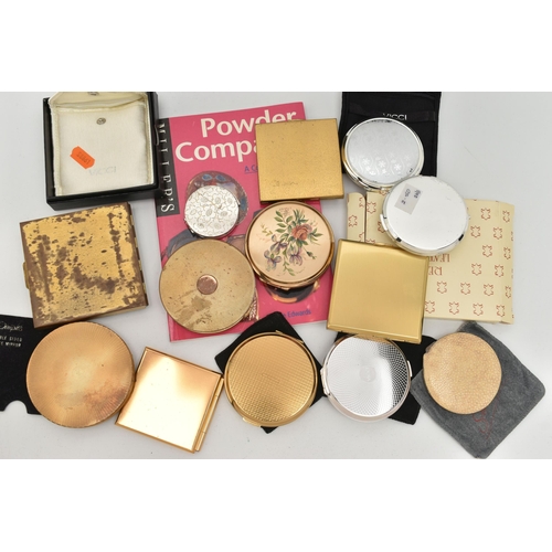 123 - ELEVEN ASSORTED VINTAGE AND MODERN POWDER COMPACTS, A MILLER'S COLLECTOR'S GUIDE TO POWDER COMPACTS ... 