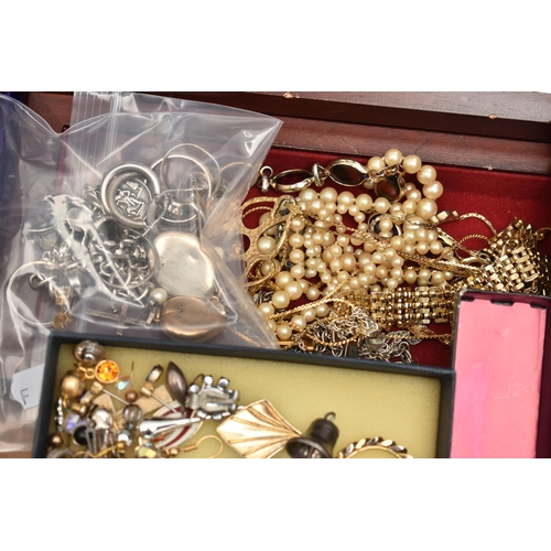 132 - A BOX OF ASSORTED SILVER AND WHITE METAL JEWELLERY, COSTUME JEWELLERY AND WATCHES, to include a silv... 