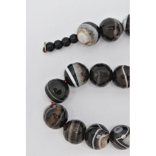 85 - A BANDED AGATE BEAD NECKLACE, faceted circular beads, measuring approximately 16.1mm, with smaller p... 