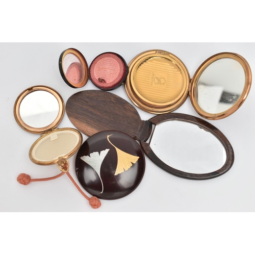 97 - THREE COMPACTS AND TWO MIRRORS, to include a 'Stratton' compact, a smaller circular compact with pin... 