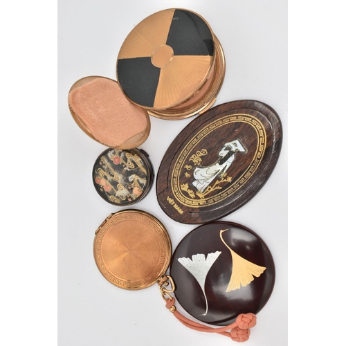 97 - THREE COMPACTS AND TWO MIRRORS, to include a 'Stratton' compact, a smaller circular compact with pin... 