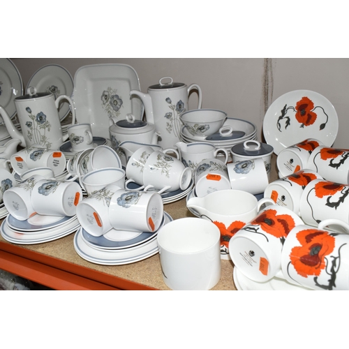 334 - A LARGE QUANTITY OF WEDGWOOD SUSIE COOPER DESIGN 'GLEN MIST' PATTERN DINNERWARE AND 'CORN POPPY' DES... 