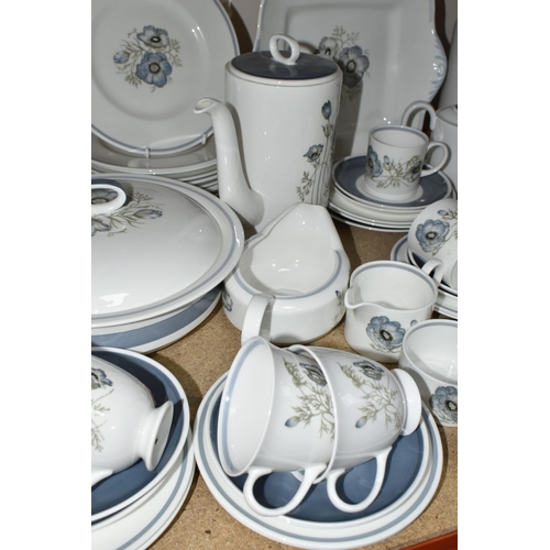 334 - A LARGE QUANTITY OF WEDGWOOD SUSIE COOPER DESIGN 'GLEN MIST' PATTERN DINNERWARE AND 'CORN POPPY' DES... 