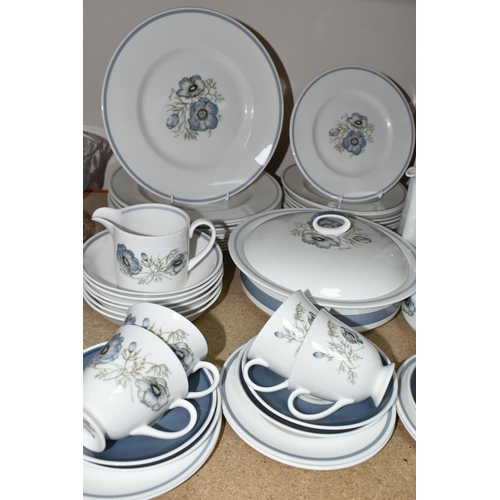 334 - A LARGE QUANTITY OF WEDGWOOD SUSIE COOPER DESIGN 'GLEN MIST' PATTERN DINNERWARE AND 'CORN POPPY' DES... 