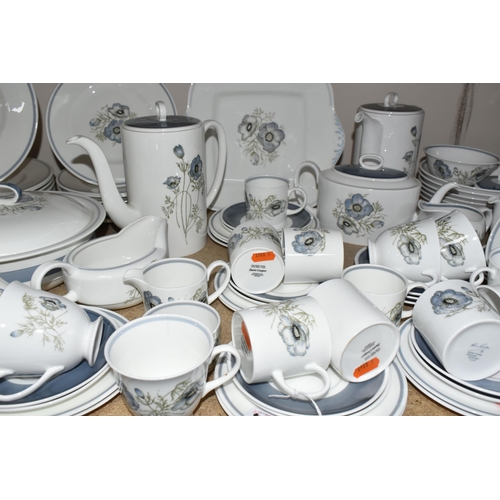 334 - A LARGE QUANTITY OF WEDGWOOD SUSIE COOPER DESIGN 'GLEN MIST' PATTERN DINNERWARE AND 'CORN POPPY' DES... 