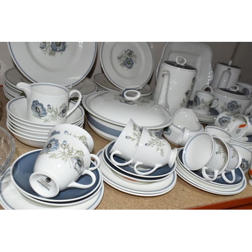 334 - A LARGE QUANTITY OF WEDGWOOD SUSIE COOPER DESIGN 'GLEN MIST' PATTERN DINNERWARE AND 'CORN POPPY' DES... 