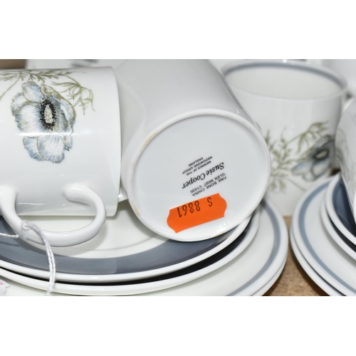 334 - A LARGE QUANTITY OF WEDGWOOD SUSIE COOPER DESIGN 'GLEN MIST' PATTERN DINNERWARE AND 'CORN POPPY' DES... 