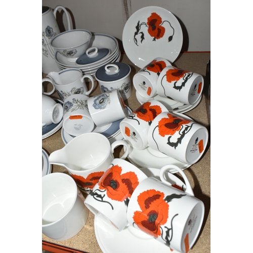 334 - A LARGE QUANTITY OF WEDGWOOD SUSIE COOPER DESIGN 'GLEN MIST' PATTERN DINNERWARE AND 'CORN POPPY' DES... 