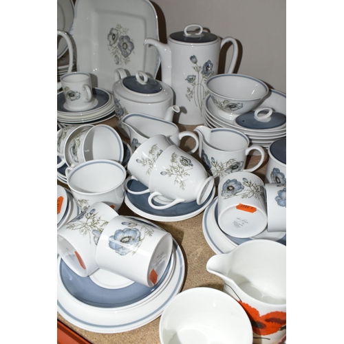 334 - A LARGE QUANTITY OF WEDGWOOD SUSIE COOPER DESIGN 'GLEN MIST' PATTERN DINNERWARE AND 'CORN POPPY' DES... 