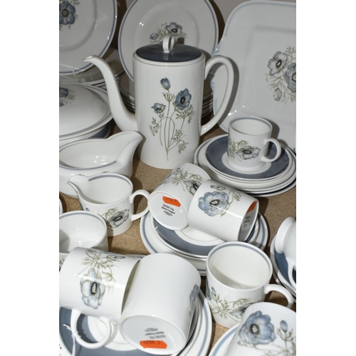 334 - A LARGE QUANTITY OF WEDGWOOD SUSIE COOPER DESIGN 'GLEN MIST' PATTERN DINNERWARE AND 'CORN POPPY' DES... 