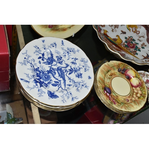 350 - A GROUP OF CERAMICS, comprising a Royal Crown Derby Olde Avesbury pedestal bowl, diameter 26.5cm, wi... 