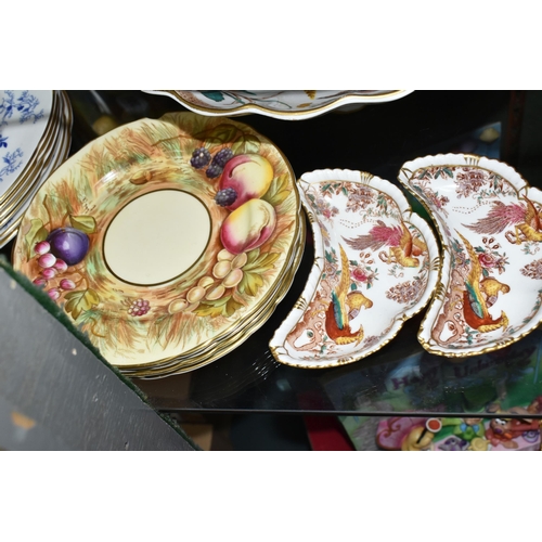 350 - A GROUP OF CERAMICS, comprising a Royal Crown Derby Olde Avesbury pedestal bowl, diameter 26.5cm, wi... 