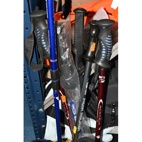 425 - A PAIR OF ATOMIC C11 PULS CARVING SKIS, fitted with Atomic CR:412 bindings, together with a pair of ... 