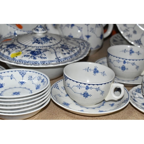 431 - A LARGE QUANTITY OF BLUE AND WHITE IRONSTONE DENMARK PATTERN DINNERWARE, comprising ten 'Franciscan'... 