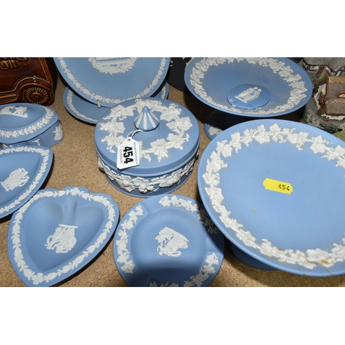 454 - A GROUP OF WEDGWOOD BLUE JASPERWARE AND OTHER CERAMICS, a boxed Royal Worcester 'Game Shooting' cup ... 