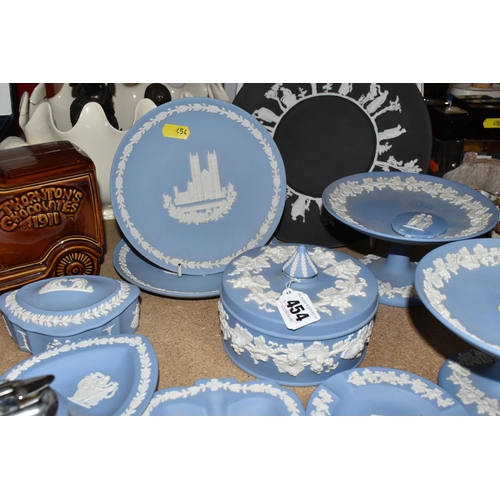 454 - A GROUP OF WEDGWOOD BLUE JASPERWARE AND OTHER CERAMICS, a boxed Royal Worcester 'Game Shooting' cup ... 