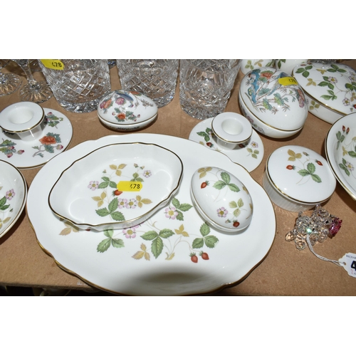 478 - A GROUP OF CERAMICS AND GLASSWARE, comprising a quantity of Wedgwood 'Wild Strawberry' pattern giftw... 