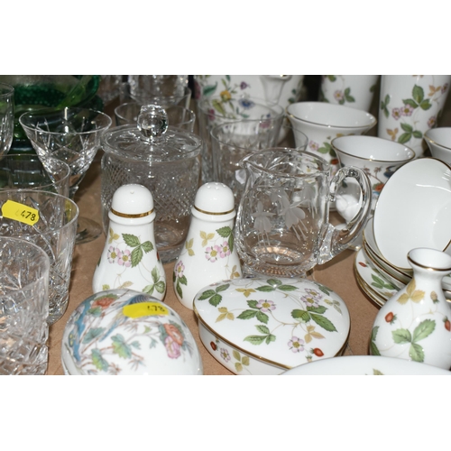 478 - A GROUP OF CERAMICS AND GLASSWARE, comprising a quantity of Wedgwood 'Wild Strawberry' pattern giftw... 