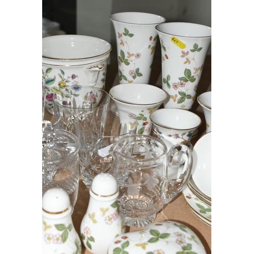 478 - A GROUP OF CERAMICS AND GLASSWARE, comprising a quantity of Wedgwood 'Wild Strawberry' pattern giftw... 