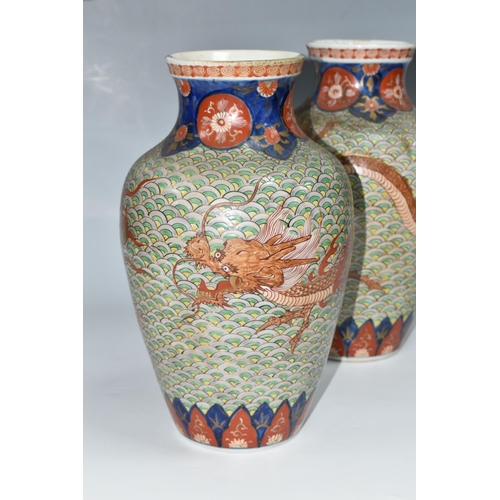 511 - A PAIR OF LATE 19TH CENTURY / EARLY 20TH CENTURY JAPANESE IMARI PORCELAIN BALUSTER VASES, the body w... 