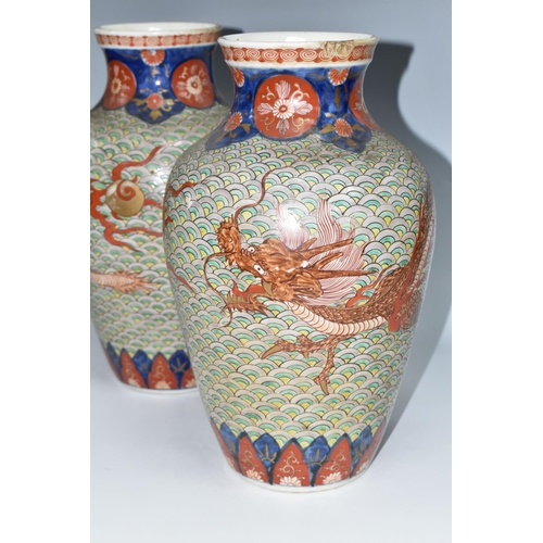 511 - A PAIR OF LATE 19TH CENTURY / EARLY 20TH CENTURY JAPANESE IMARI PORCELAIN BALUSTER VASES, the body w... 