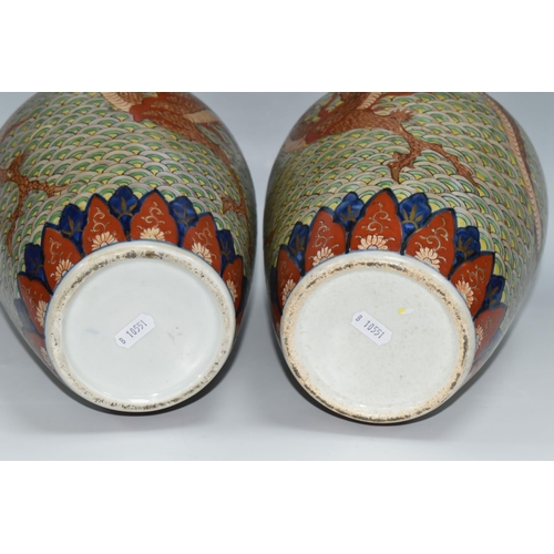 511 - A PAIR OF LATE 19TH CENTURY / EARLY 20TH CENTURY JAPANESE IMARI PORCELAIN BALUSTER VASES, the body w... 