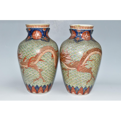 511 - A PAIR OF LATE 19TH CENTURY / EARLY 20TH CENTURY JAPANESE IMARI PORCELAIN BALUSTER VASES, the body w... 