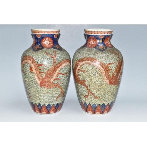 511 - A PAIR OF LATE 19TH CENTURY / EARLY 20TH CENTURY JAPANESE IMARI PORCELAIN BALUSTER VASES, the body w... 