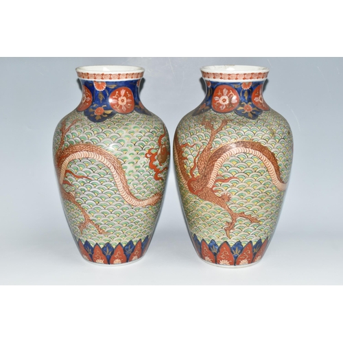 511 - A PAIR OF LATE 19TH CENTURY / EARLY 20TH CENTURY JAPANESE IMARI PORCELAIN BALUSTER VASES, the body w... 