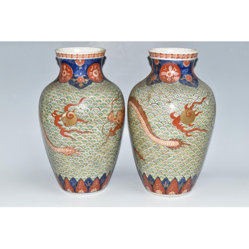 511 - A PAIR OF LATE 19TH CENTURY / EARLY 20TH CENTURY JAPANESE IMARI PORCELAIN BALUSTER VASES, the body w... 