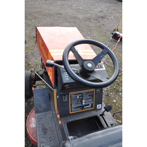 1002 - A VINTAGE WESTWOOD S1100 RIDE ON LAWN MOWER with grass collection box and one key, battery flat, tri... 