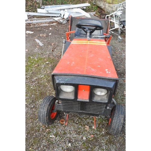 1002 - A VINTAGE WESTWOOD S1100 RIDE ON LAWN MOWER with grass collection box and one key, battery flat, tri... 