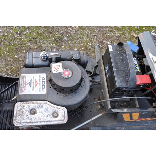 1002 - A VINTAGE WESTWOOD S1100 RIDE ON LAWN MOWER with grass collection box and one key, battery flat, tri... 