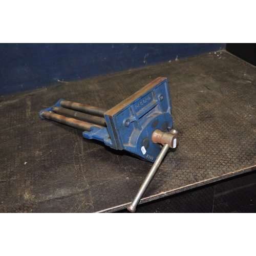 1062 - A RECORD No52 1/2 E CARPENTERS VICE with 9in jaws, quick release lever