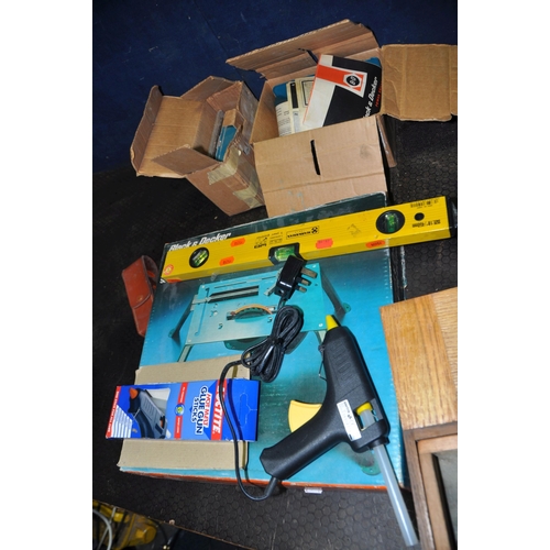 1086 - A SELECTION OF POWER AND HAND TOOLS including a Challenge Xtreme cordless drill with two batteries a... 