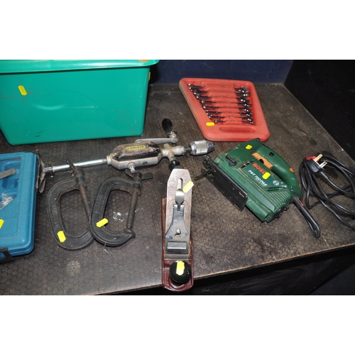 1106 - TWO TRAYS CONTAINING HAND AND POWER TOOLS including a Bosch PST700PAE jigsaw, a Black and Decker BD1... 