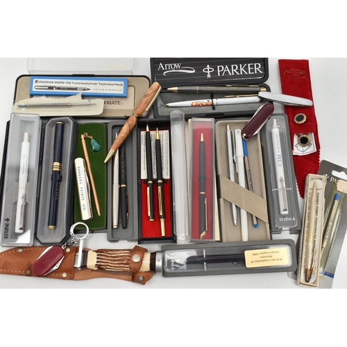 120 - A BOX OF ASSORTED PENS, POCKET KNIVES AND A KNIFE WITH SHEATH, to include a boxed 'Parker' Arrow bal... 